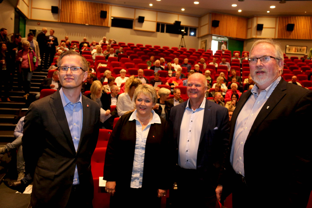 ORDFØRERNE: Robert C. Nordli, Arendal (t.v.), Inge Løite, Gjerstad, Jan Dukene, Tvedestrand og Per Kristian Lunden, Risør, samlet til et historiske kommunestyremøtet. Foto: Esben Holm Eskelund