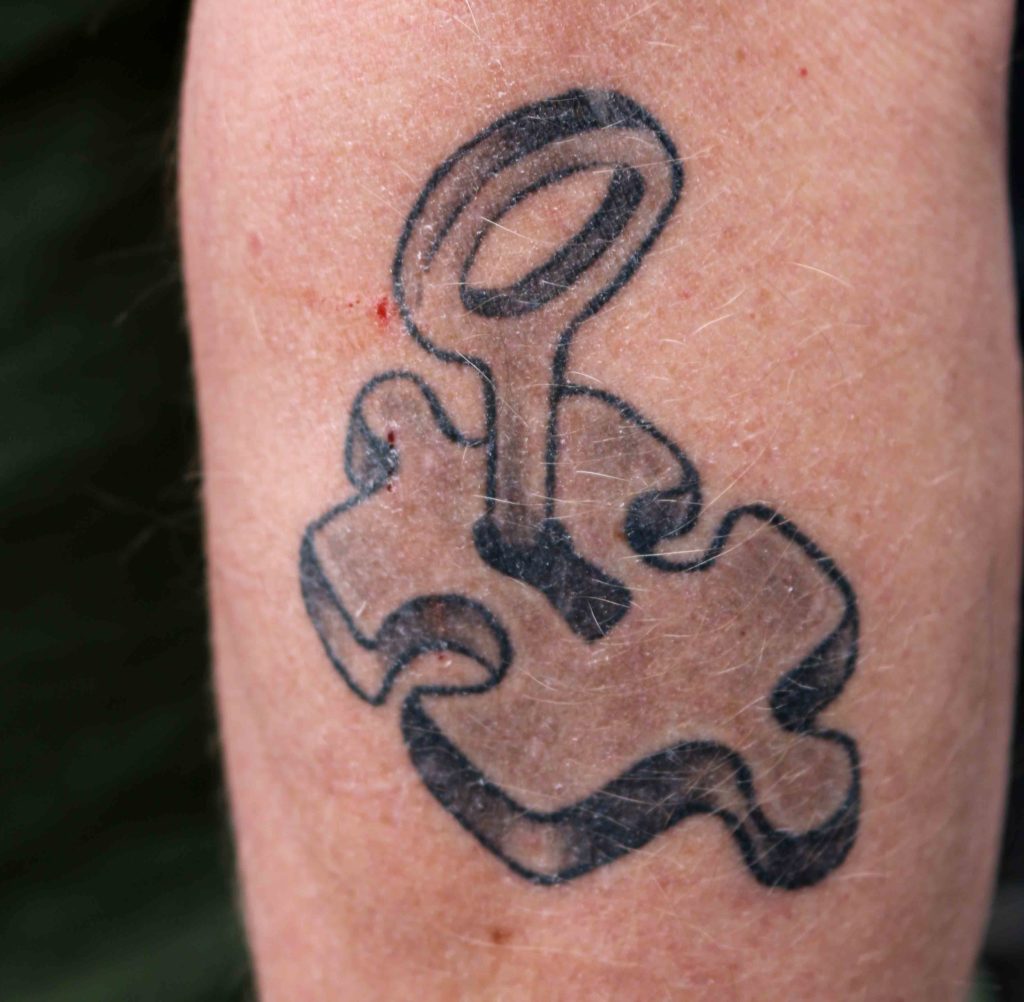 AUTISME: Tatoveringen av en nøkkel i en puslebrikke er den eneste kroppskunsten stortingsrepresentanten har, men den har en helt spesiell betydning. Foto: Esben Holm Eskelund