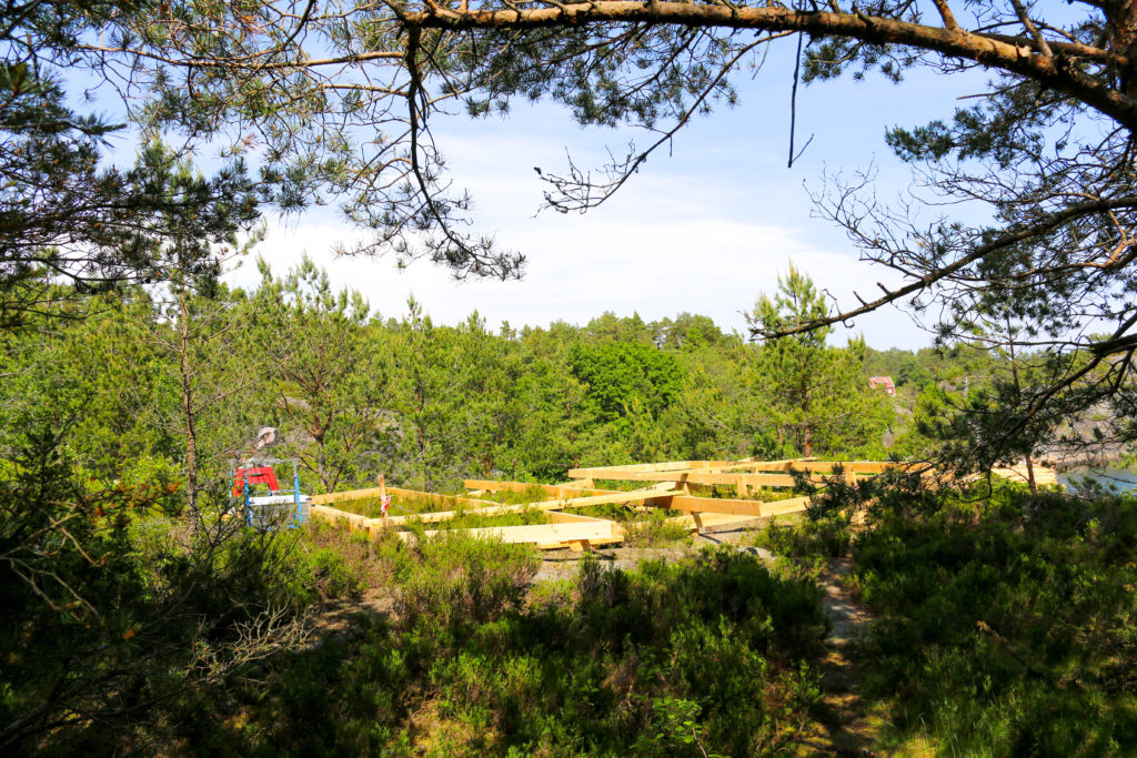 VENTEBU: På en topp tett mot sjøen reises et byggverk. Kanskje det er her deltakerne må oppholde seg før de skal kjempe om fortsatt Farmen-tilværelse i tvekamper. Foto: Esben Holm Eskelund