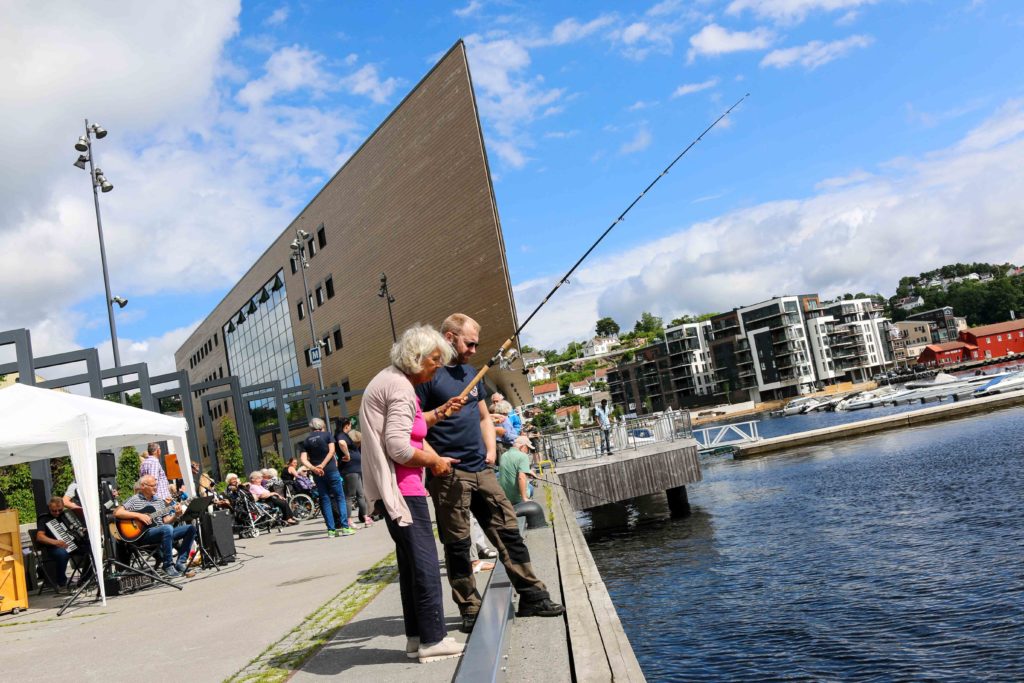 FISKEHJELP: Atle Simonsen stilte som frivillig fiskeriekspert for Arendal Jeger- og fiskerforening og hjalp til med jakten på fangsten. Foto: Esben Holm Eskelund