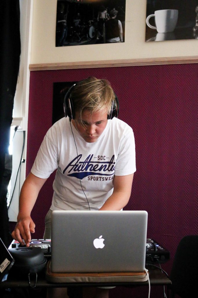 DJ FELIX: Musikkteknologi-eleven Felix spilte mens publikum fant frem til plassene sine. Foto: Esben Holm Eskelund