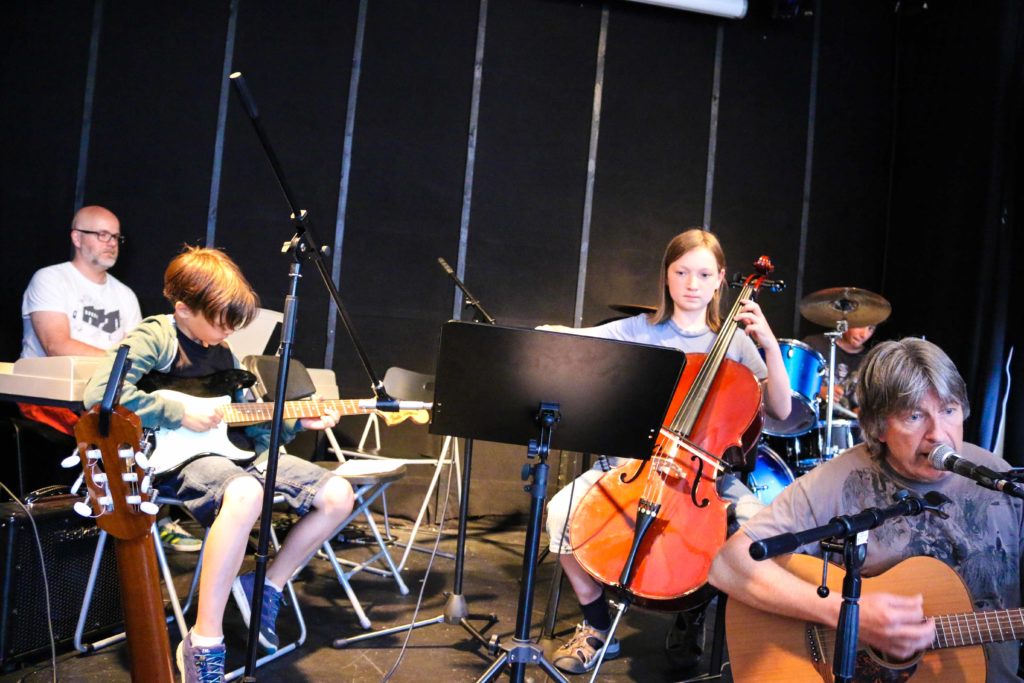 SKATT-BAND: Med Rinaldo på trommer, Nino på cello og Adam på Gitar fikk publikum servert «Helpless» av Neil Young. Foto: Esben Holm Eskelund