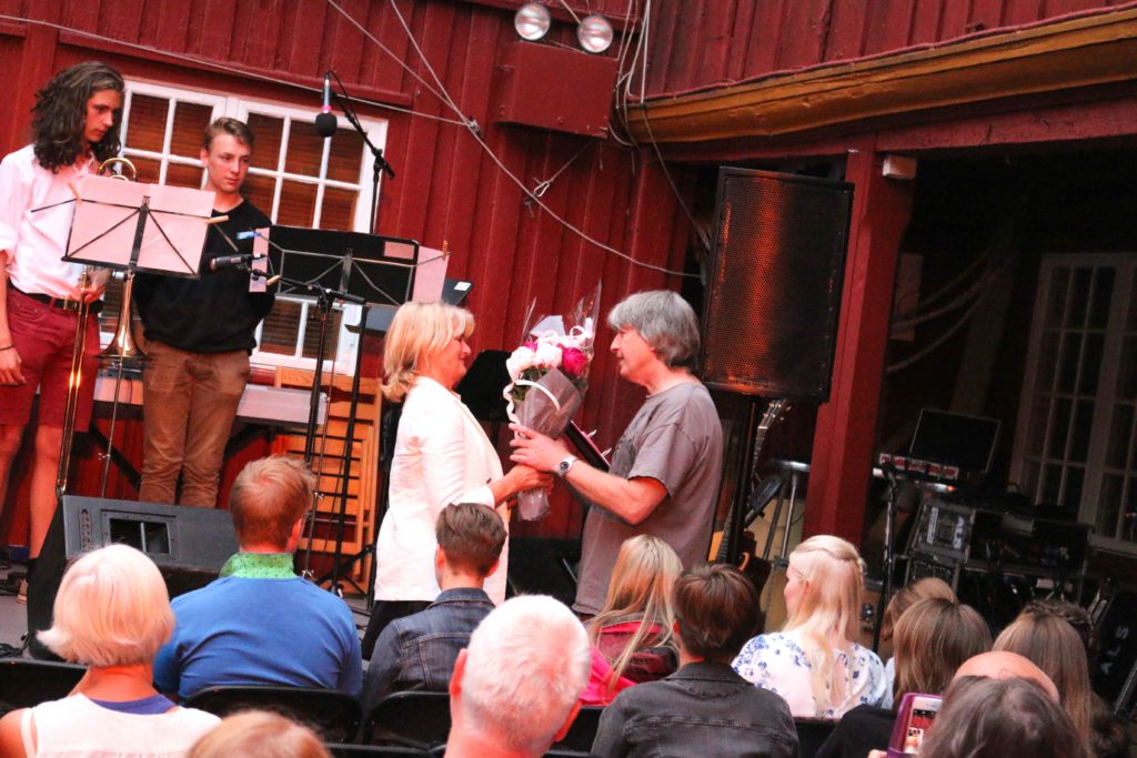 PENSJONIST: Gitarlærer Egil Ødegård ble takket av kulturskolerektor Martha M. Hanssen for innsatsen gjennom 38 år. Foto: Esben Holm Eskelund
