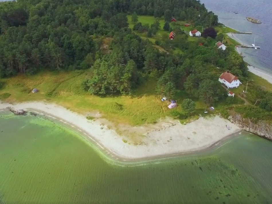 GJESØYA: Øy mellom Merdø og Hove. Langgrunn strand, teltmuligheter og plass til båtovernatting. Foto: Arendal kommune