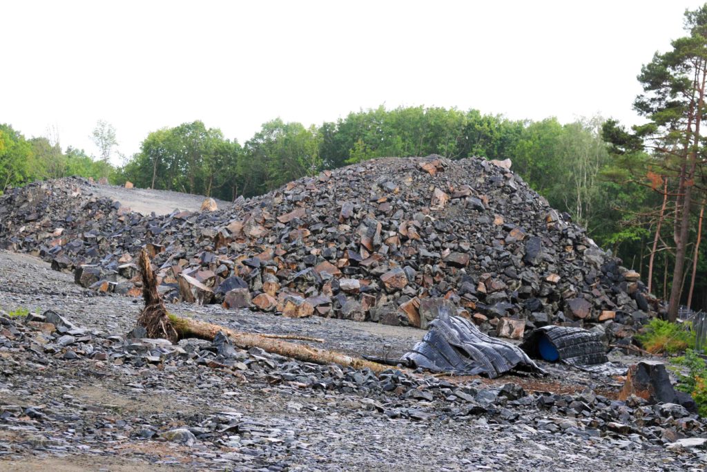 MÅ VEKK: Kommuneplanutvalget i Arendal mener det ikke kan gis tillatelse for fortsatt deponi av stein på dette jordet langs Gjerstadveien på Tromøy. Foto: Esben Holm Eskelund
