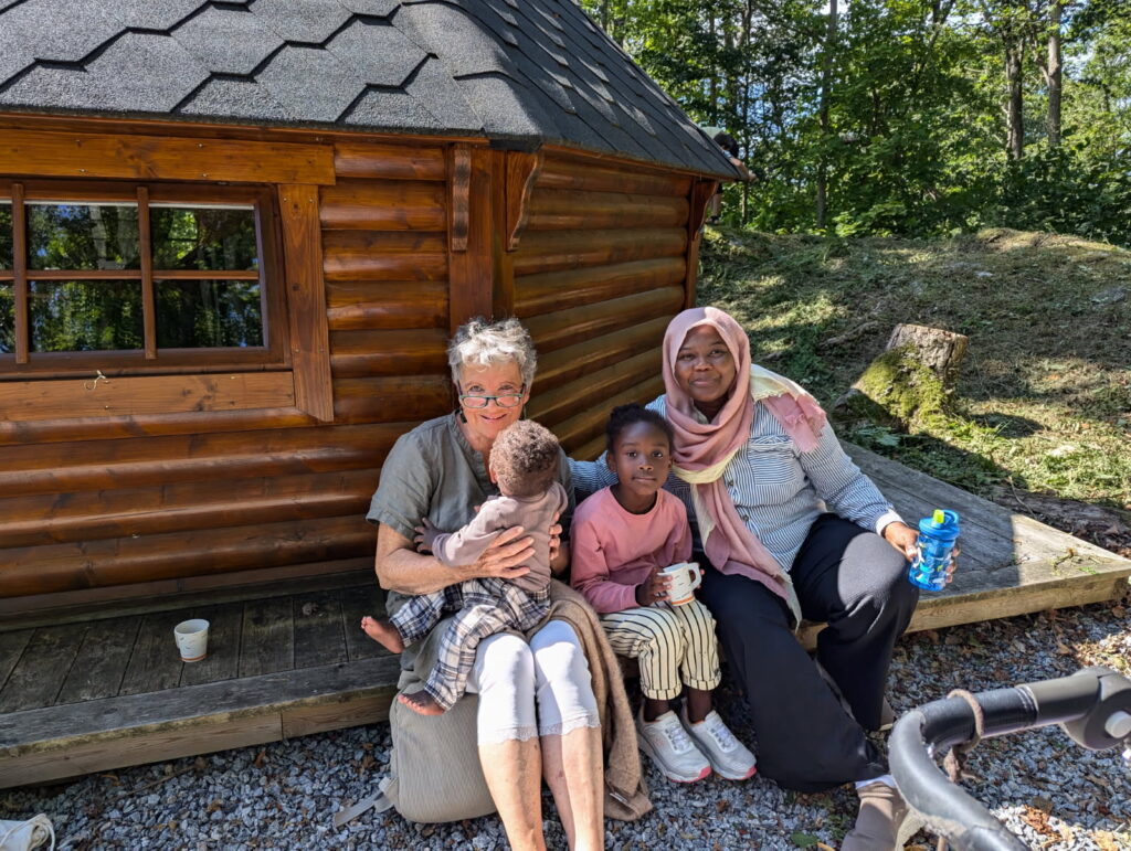 GLEDE OG TRYGGHET: Nooralhuda
Abdalla med barna sine på tur til
Alpakkagården på Midt-Tjore i Grimstad,
sammen med familiekontakten Brit
Eik. Turen samlet rundt 60 små og
store fra Home-Start i august – et av
mange fellesskapsbyggende tiltak som
skaper glede, avlastning og trygghet for
familiene.
NB: Dette er et bilde fra et tidligere
arrangement, og ikke familien som er
intervjuet i saken.