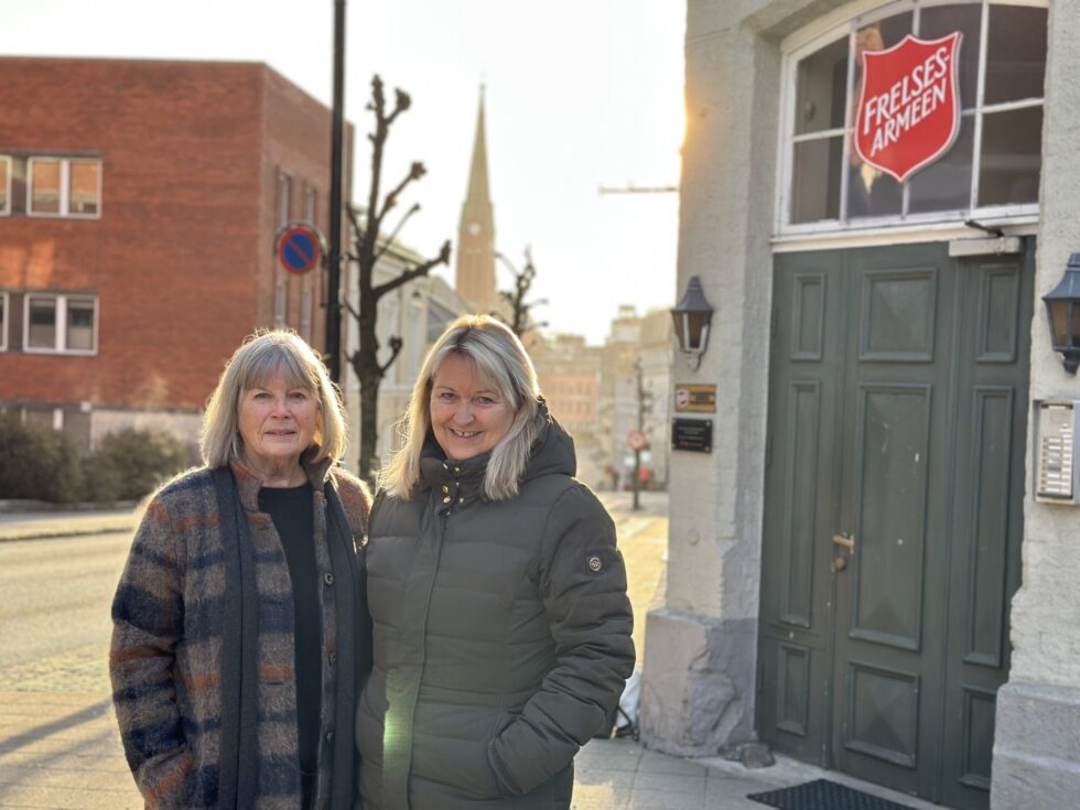 BEKYMRET: F.v. Frivillig Bjørg Vedå Og Koordinator Liv Kristin Larsen Utenfor Frelsesarmeens Lokaler I Arendal. De Er Bekymret For Hva Kutt I Støtten Til Home-Start Familiekontakten Vil Ha å Si For Familier I Nød.