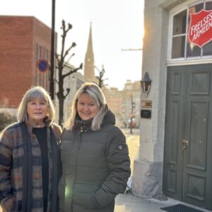 BEKYMRET: f.v. Frivillig Bjørg Vedå og koordinator Liv Kristin Larsen utenfor Frelsesarmeens lokaler i Arendal. De er bekymret for hva kutt i støtten til Home-Start Familiekontakten vil ha å si for familier i nød.