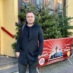 EKSPANDERER: Daglig leder ved Skagen pub, Hallgeir Hansen, står utenfor «moderskipet» i Markens gate. Den 9. januar åpner konseptet i Arendal sentrum, og i april er de tilbake i Høllen, denne gang med helårsdrift.